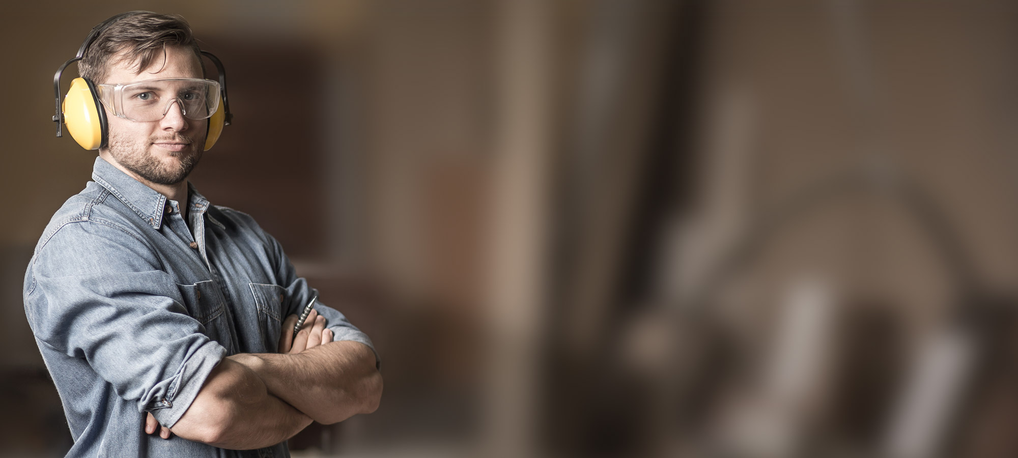 Mann mit Ohrenschützern